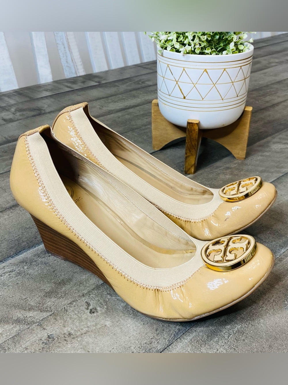 Tory Burch Caroline Patent Leather Wedge Pumps Tan Beige Gold Logo Sz 9